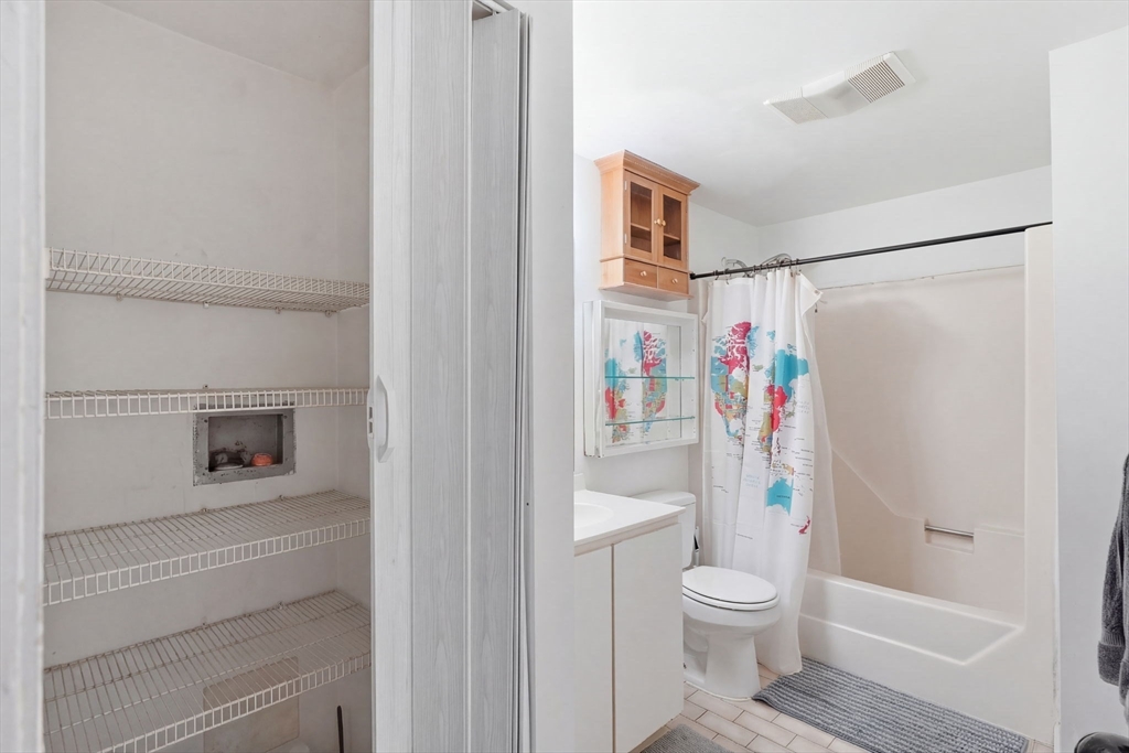 102 Gainsborough # 005e Property Photo 8