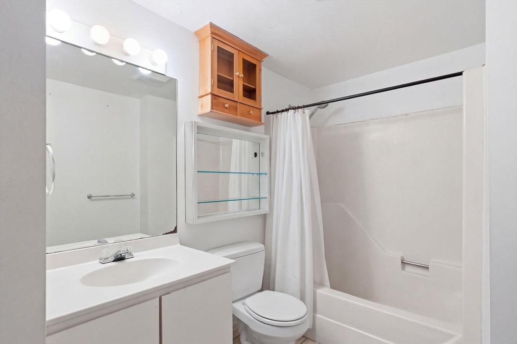 102 Gainsborough # 005e Property Photo 9