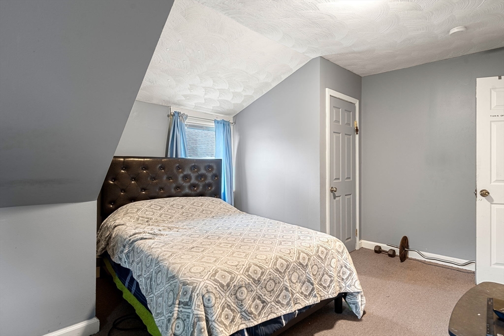 33 Waumbeck St Property Photo 11