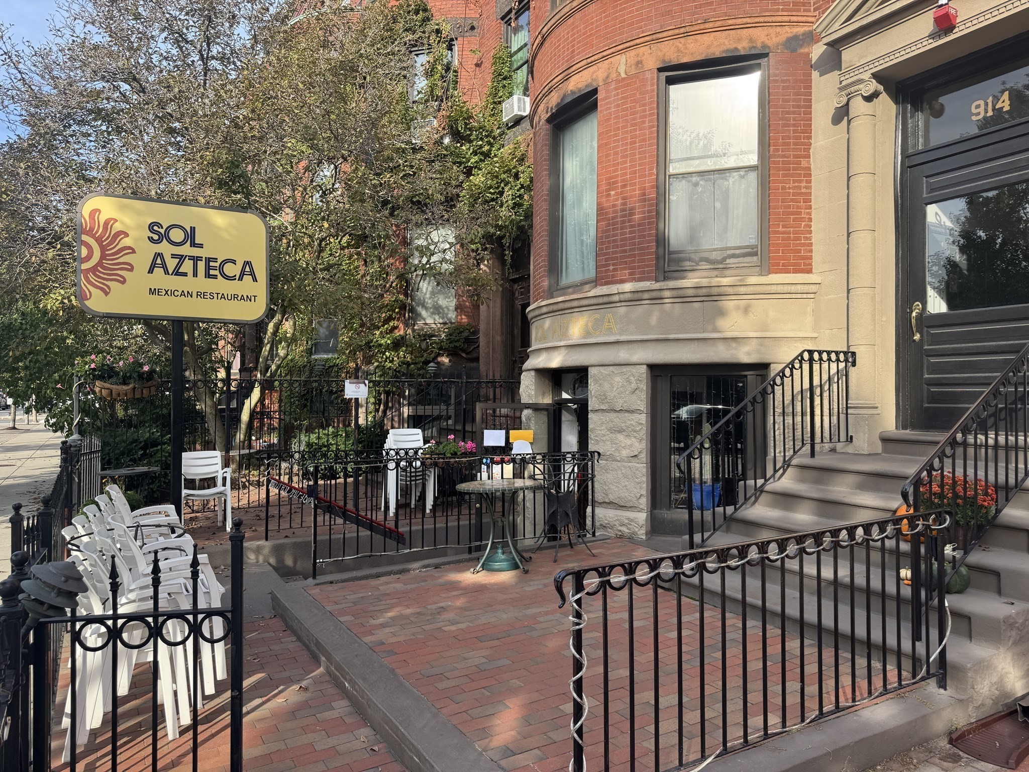914 Beacon St Property Photo 1