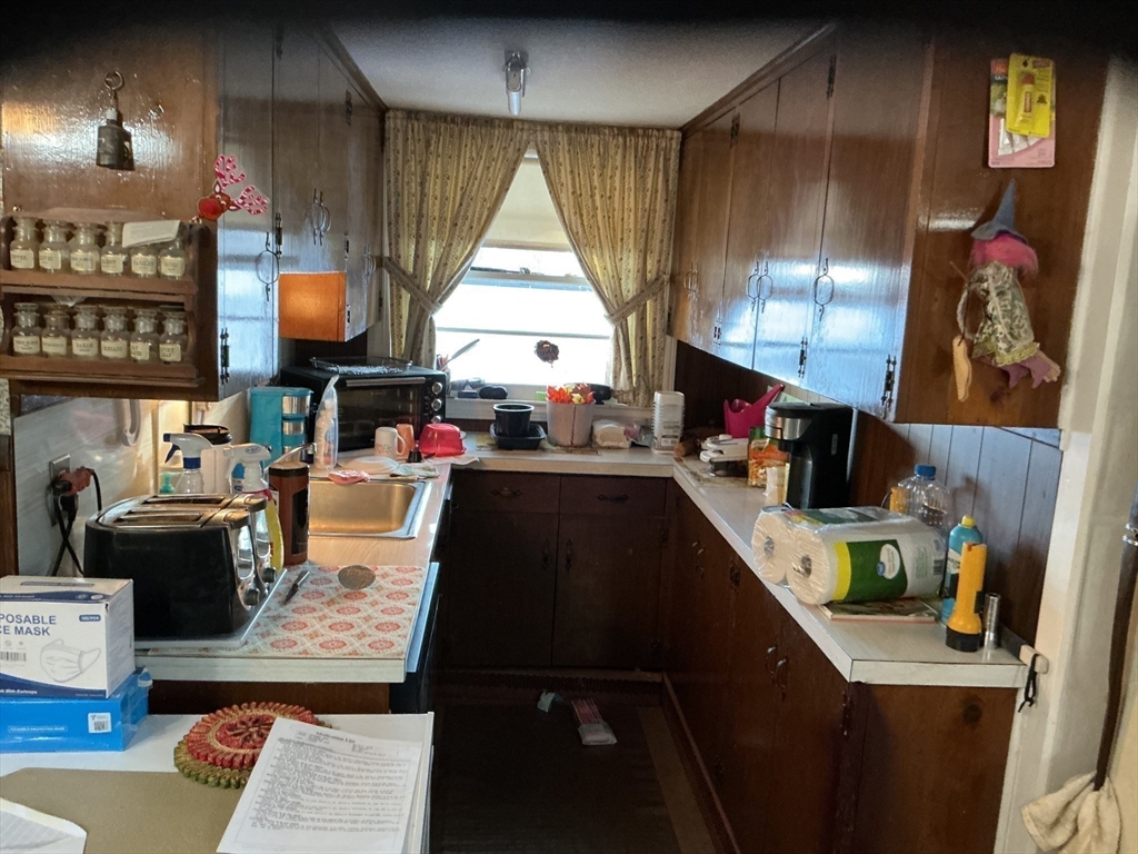 251 Fuller Rd Property Photo 9