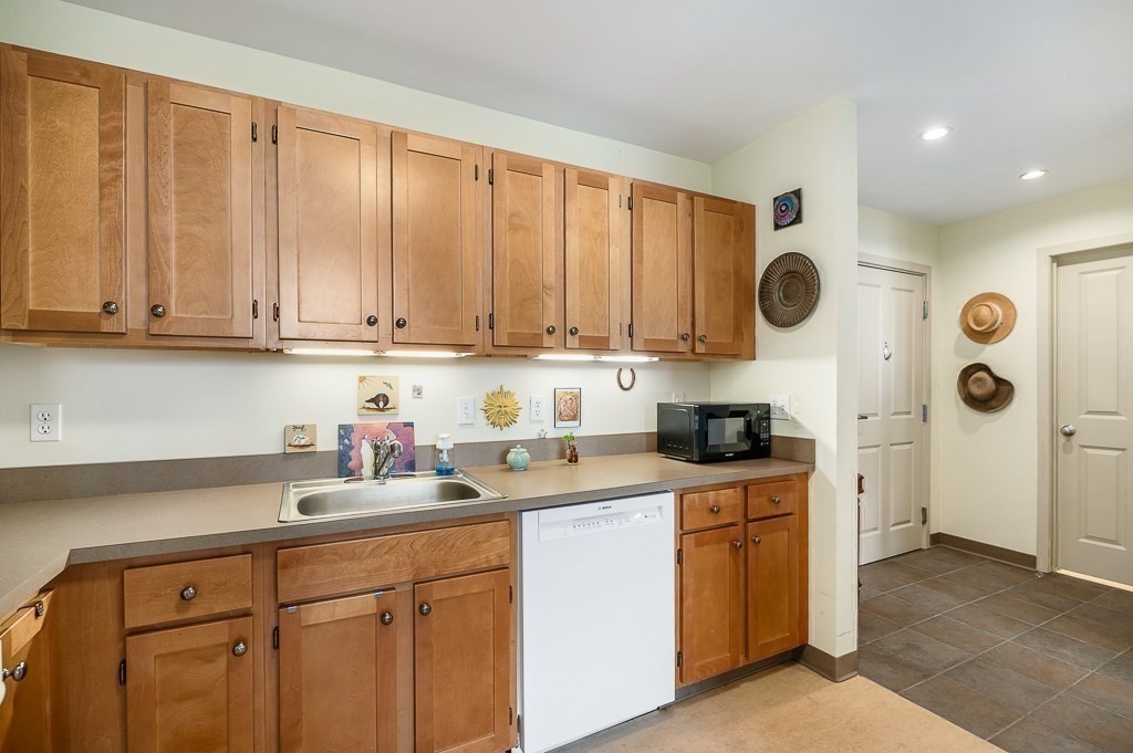 24 Cobblestone Ln # 603 Property Photo 4