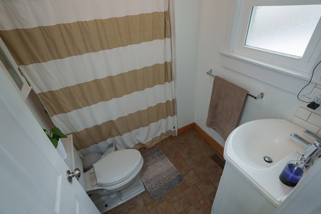80 Collins St. Property Photo 12