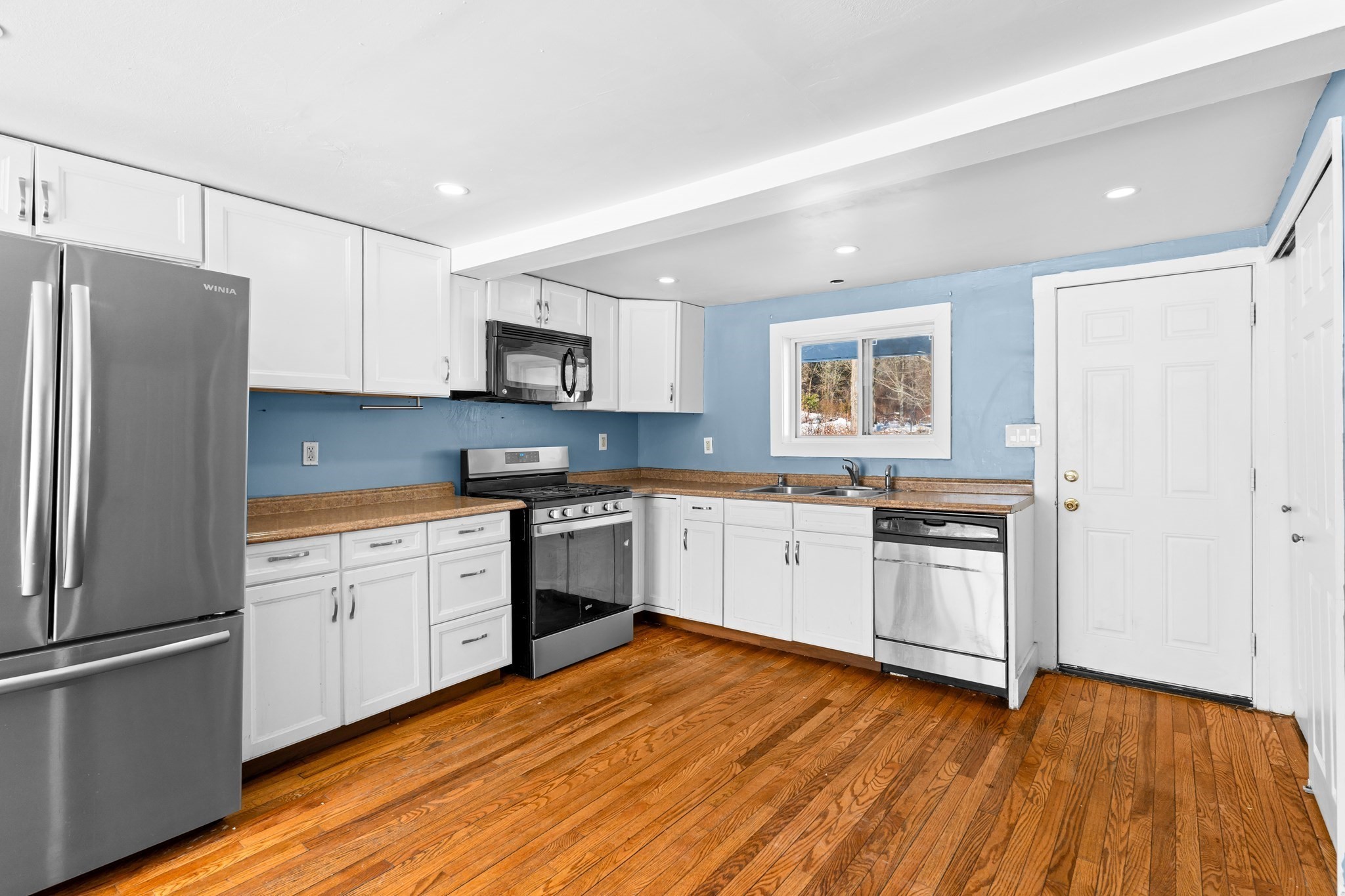 192 E Spring St Property Photo 3