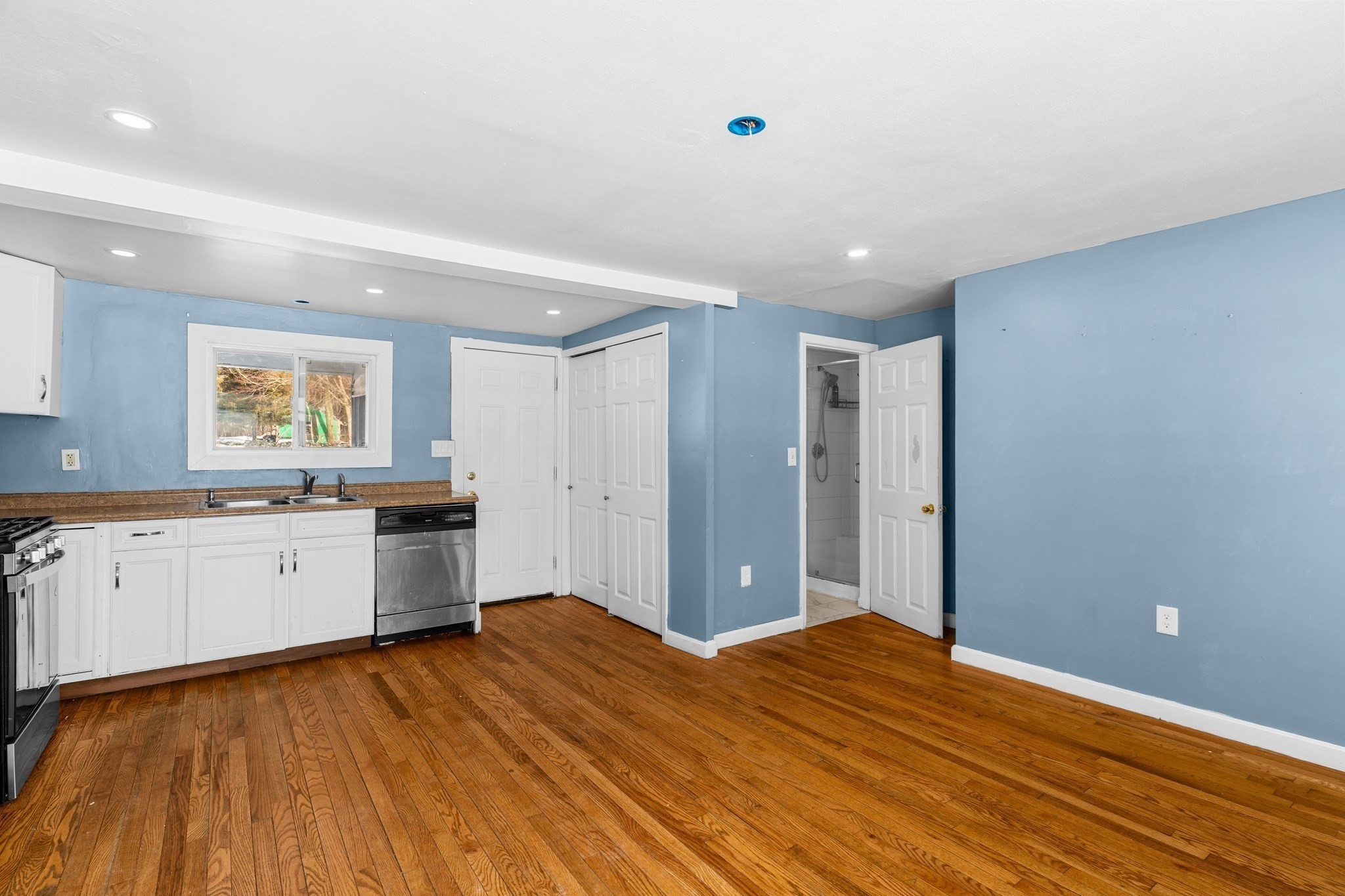 192 E Spring St Property Photo 4
