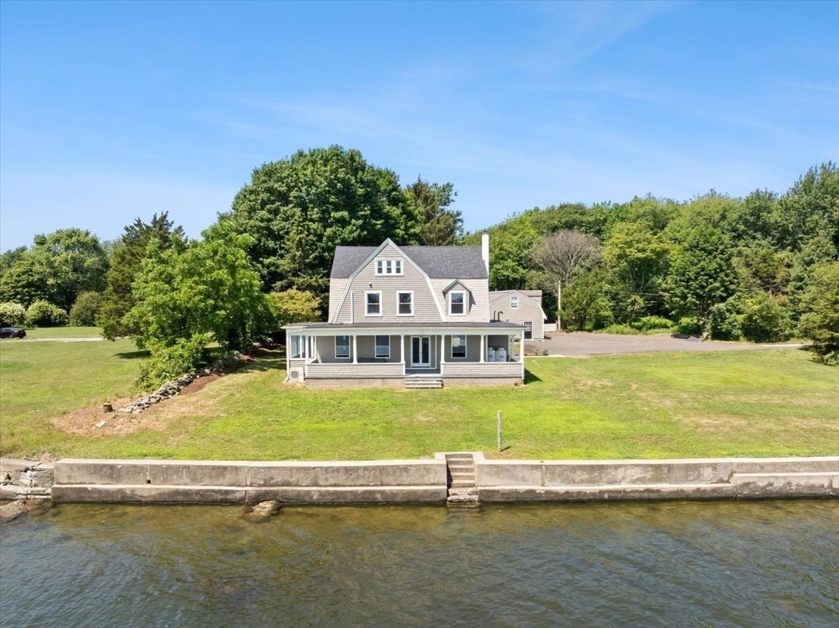 1366 Gardners Neck Rd Property Photo 2