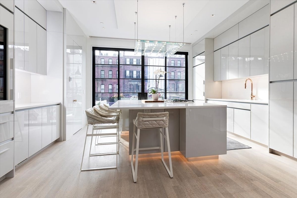 158 W Canton St Property Photo 1