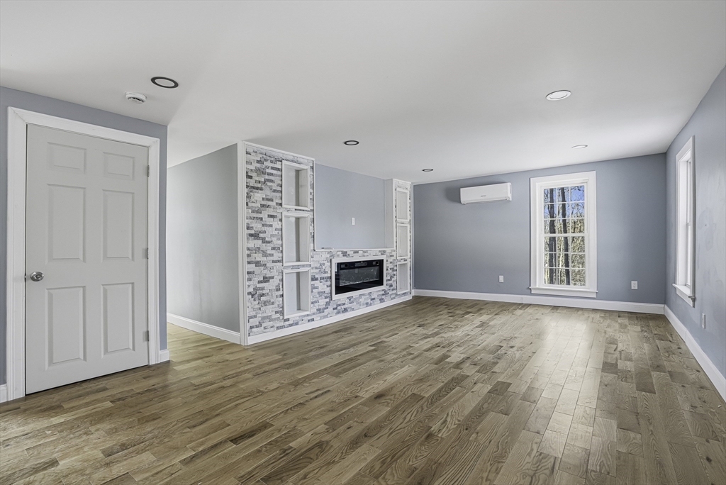 140 Spring St Property Photo 4