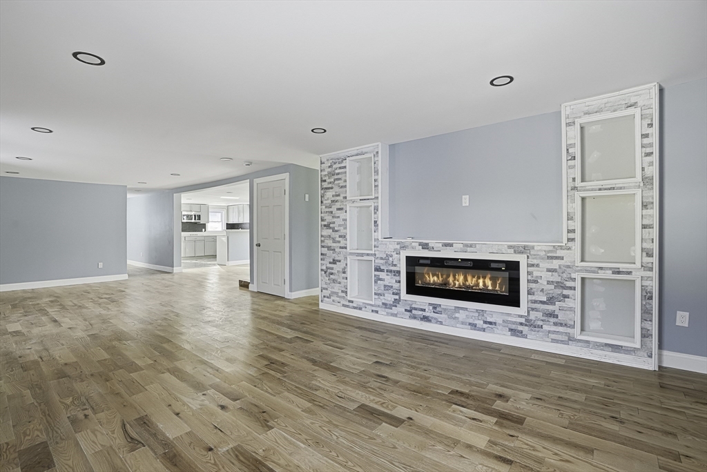 140 Spring St Property Photo 6