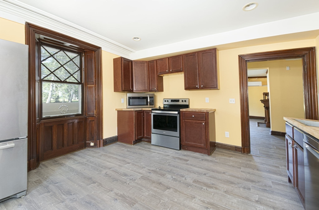 963 Main St Property Photo 4