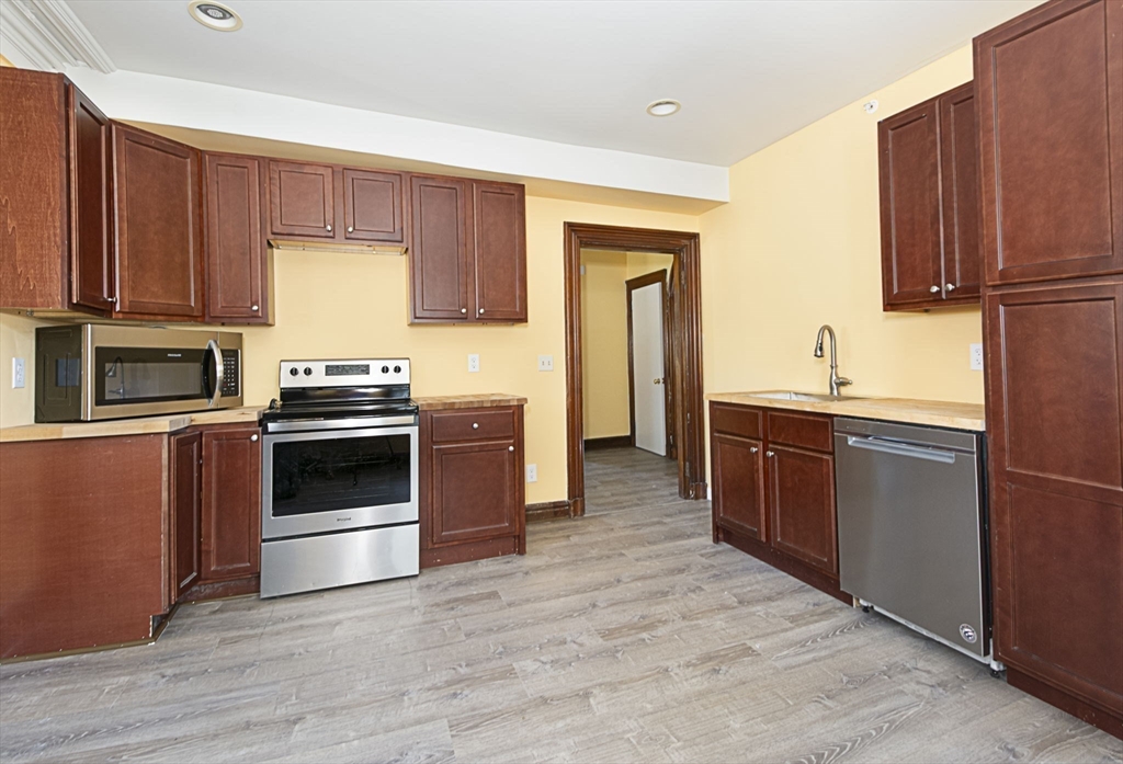 963 Main St Property Photo 5