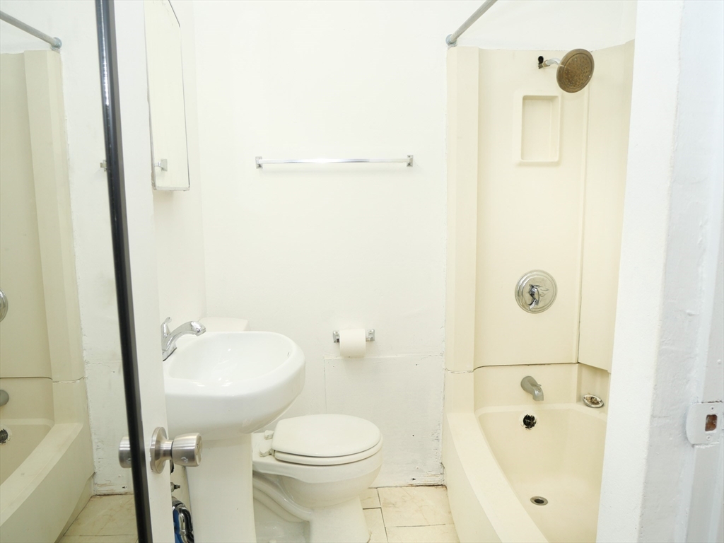 259 W Newton # 3 Property Photo 5