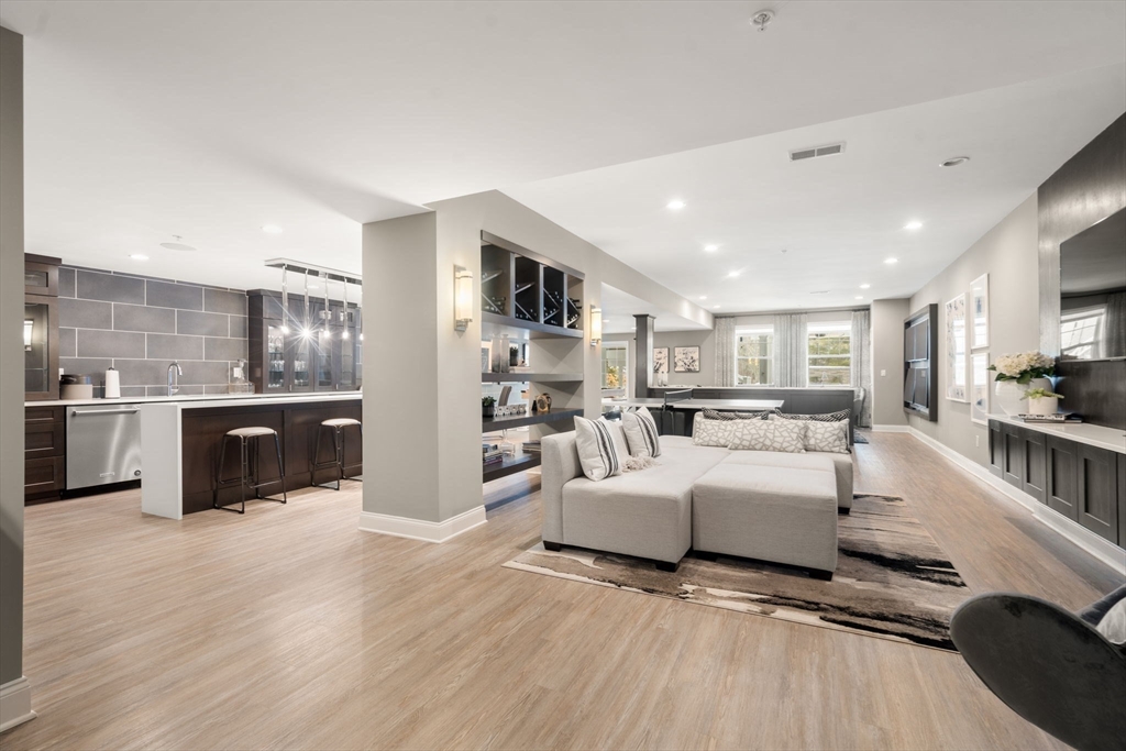 8 Glen Ellen Blvd # 8 Property Photo 17