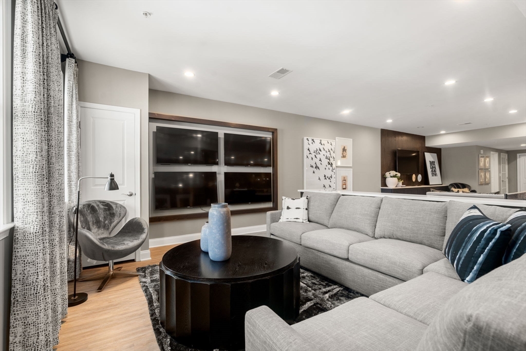 8 Glen Ellen Blvd # 8 Property Photo 22