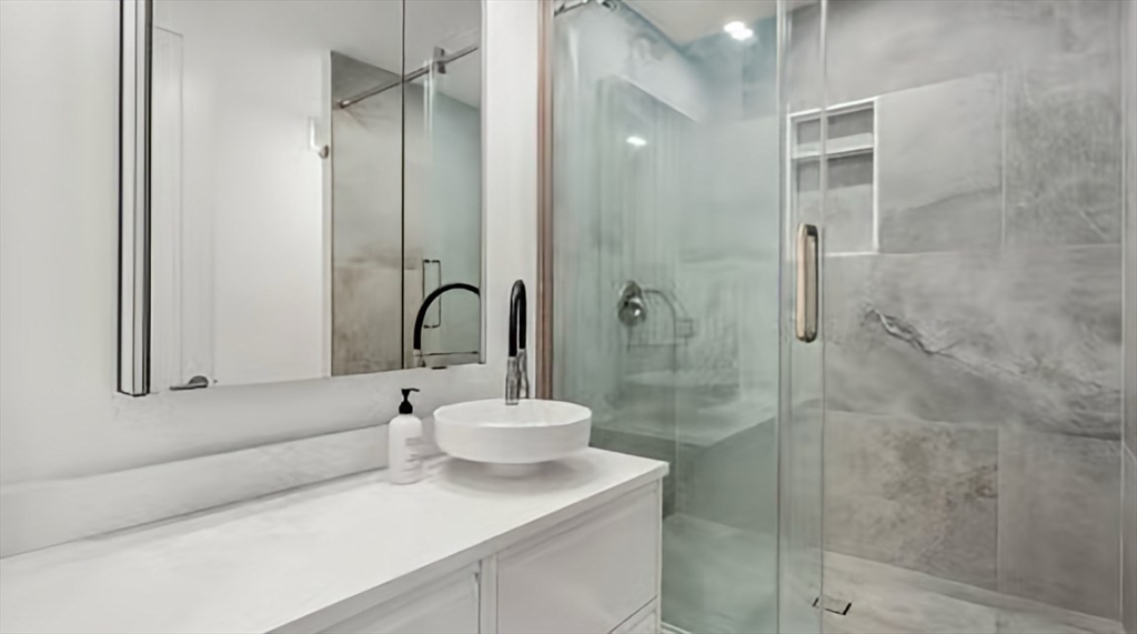 85 E India Row Property Photo 12