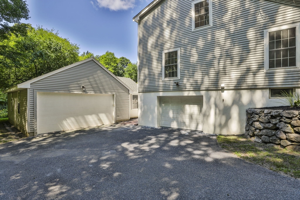 576 Grove St Property Photo 3
