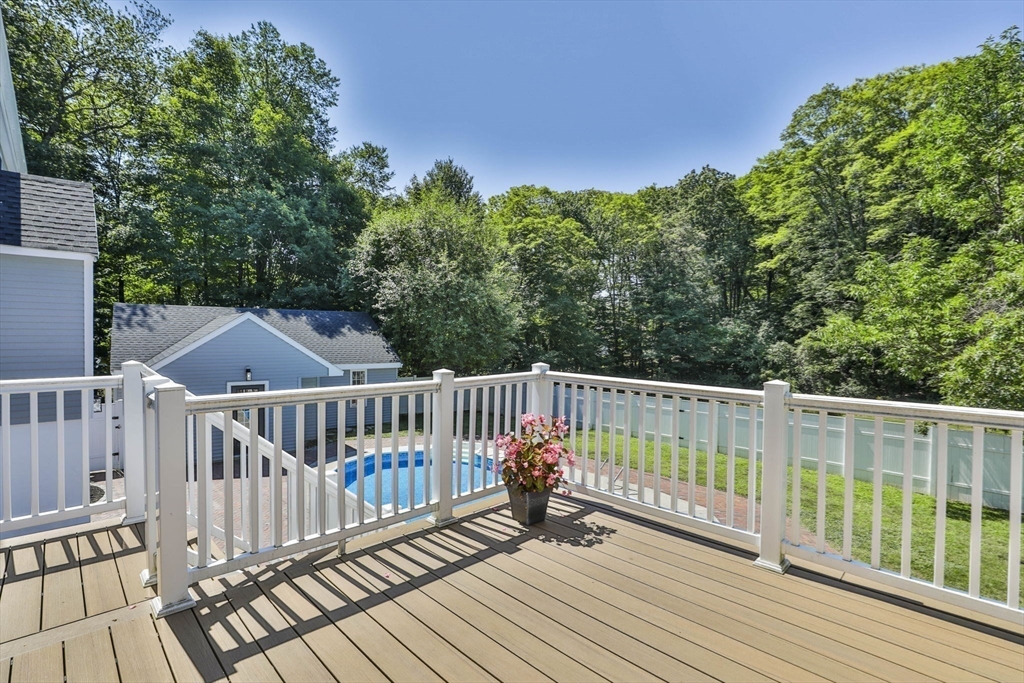 576 Grove St Property Photo 6