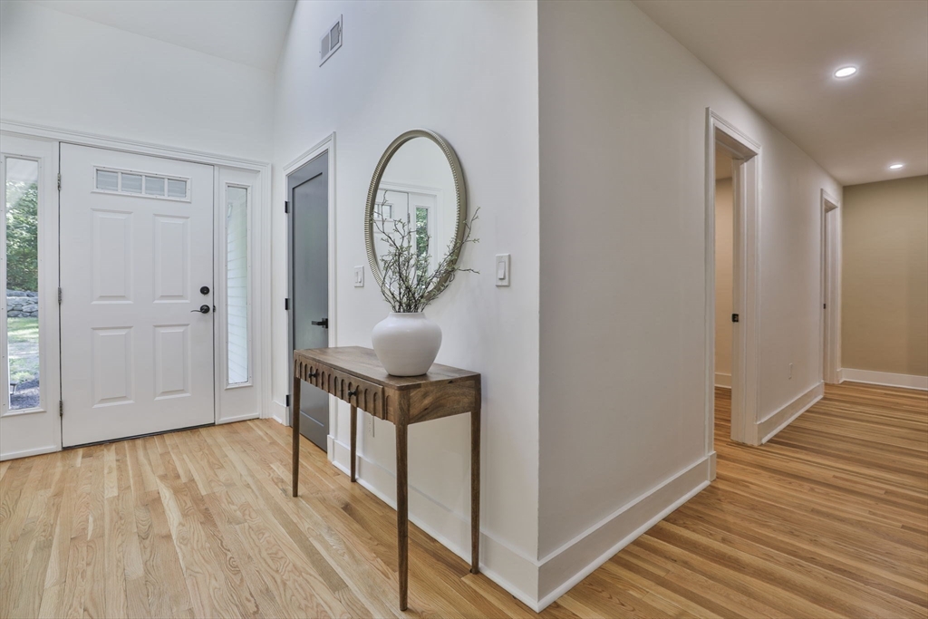 576 Grove St Property Photo 7