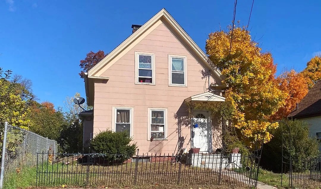 105 Ford St Property Photo 1
