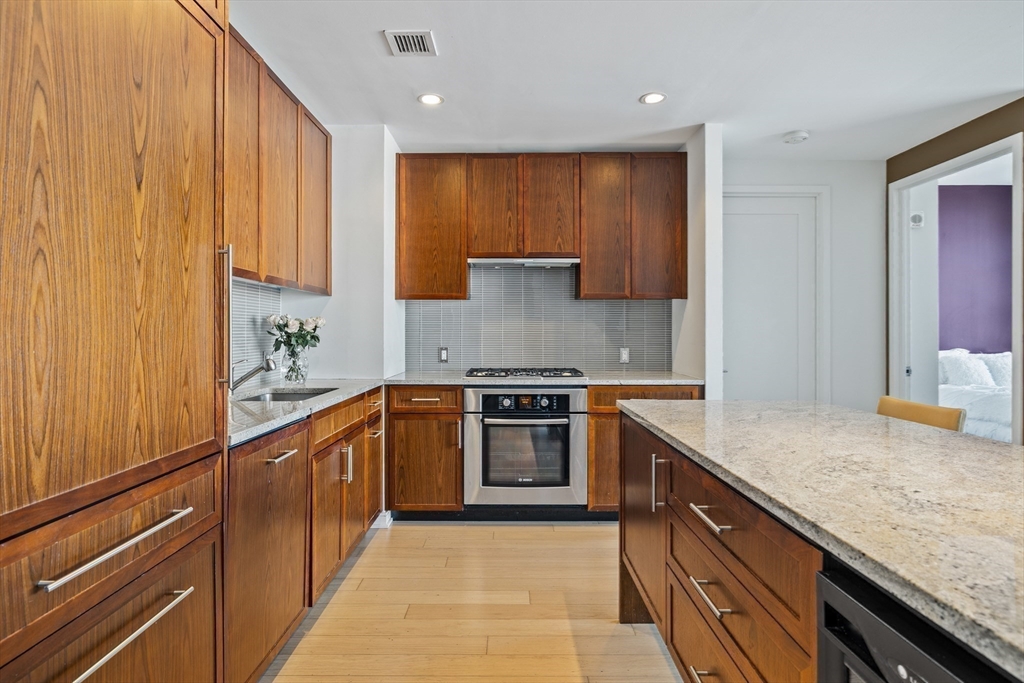 580 Washington St Property Photo 11