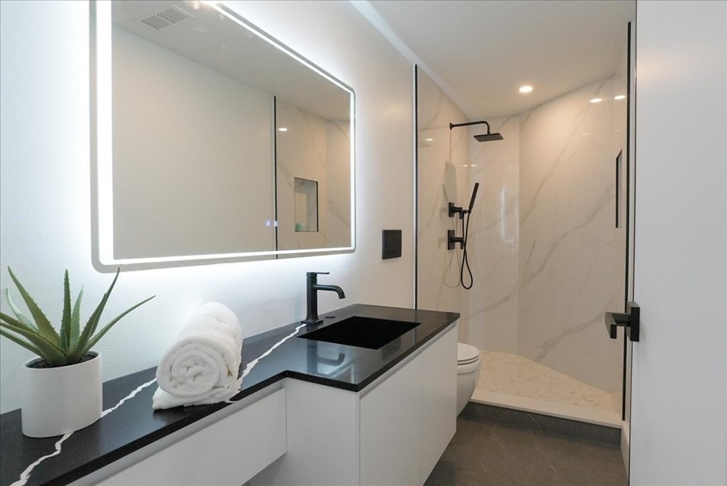 29 Woodford St # 1 Property Photo 8