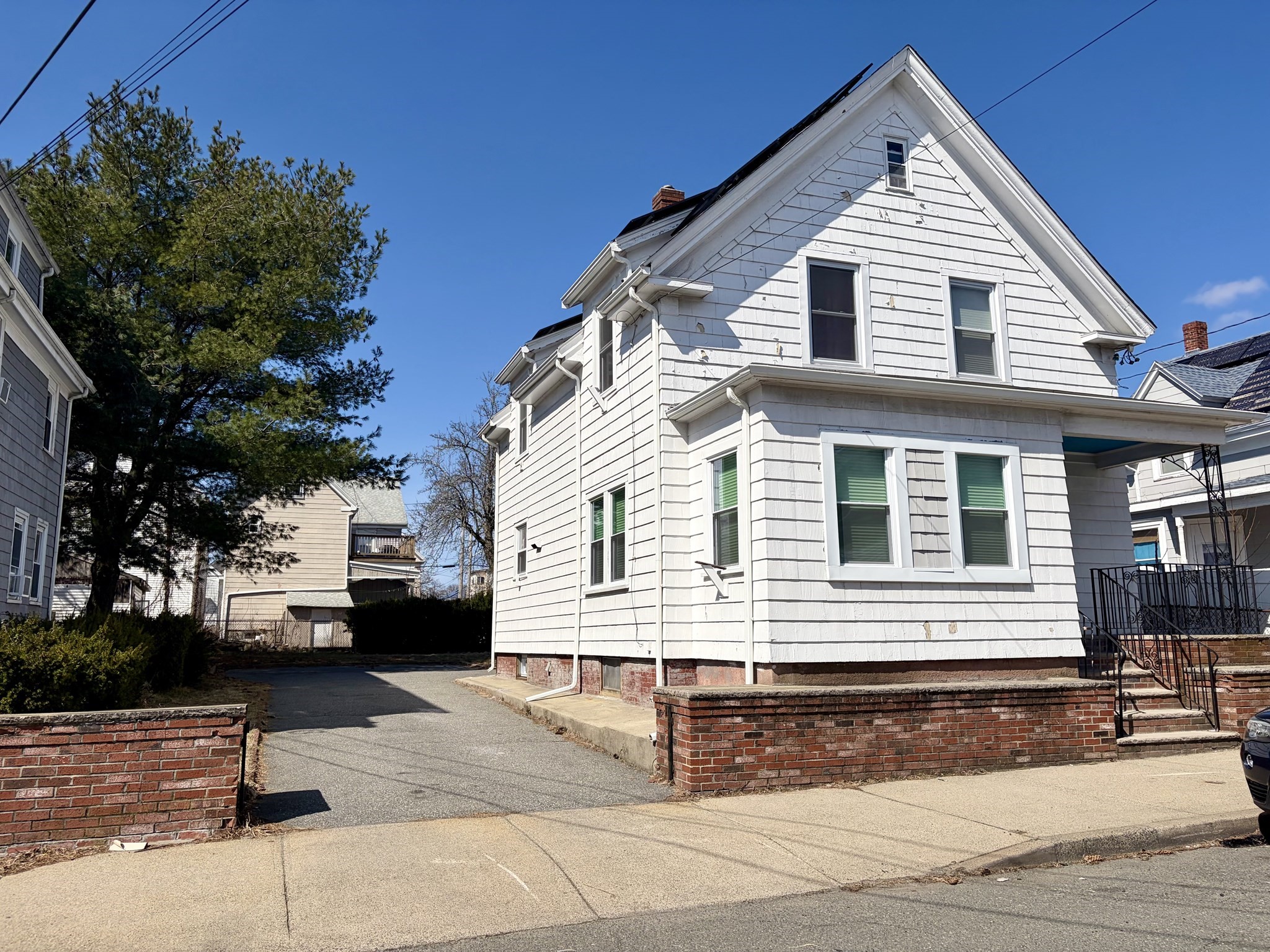 26 Kirtland St Property Photo 1