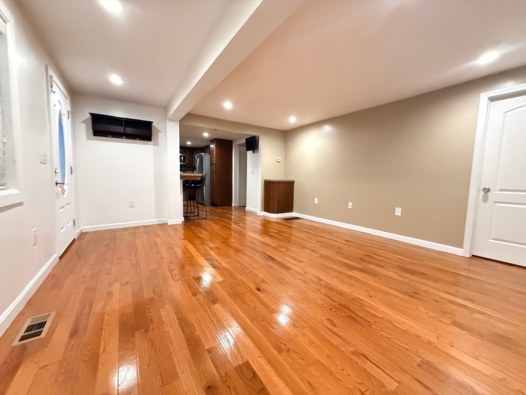 7 Southbridge St Ct Property Photo 5