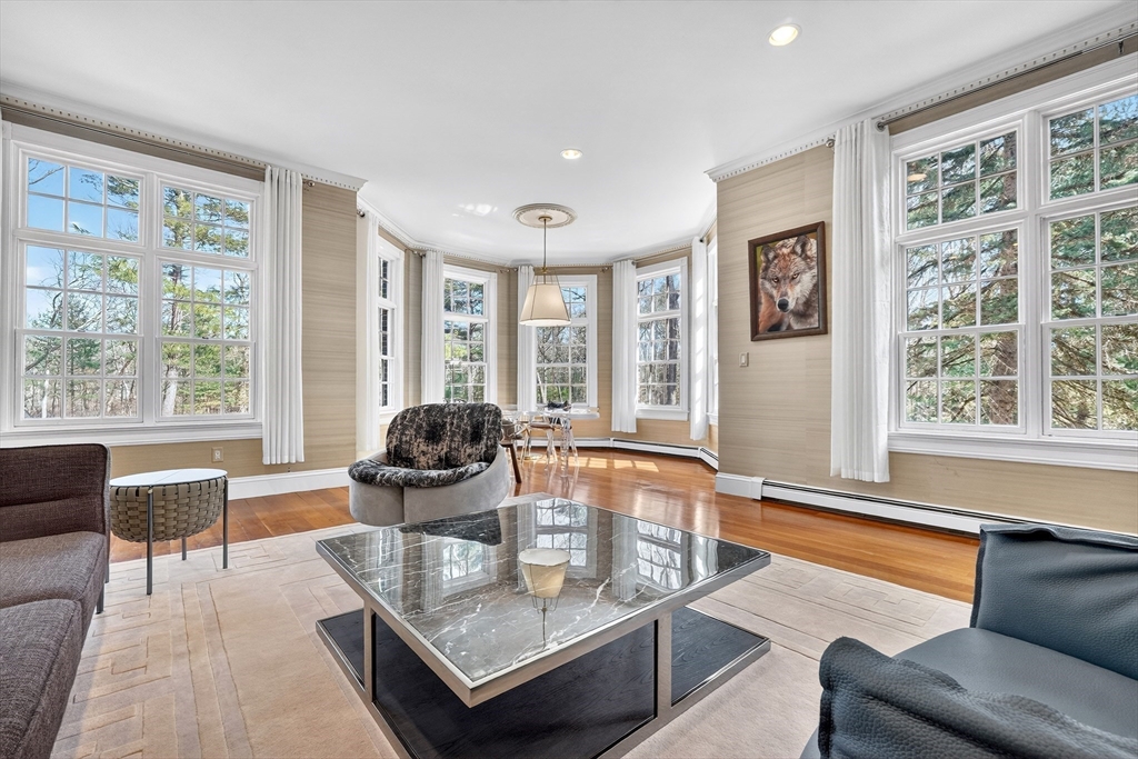 451 Wellesley St Property Photo 4
