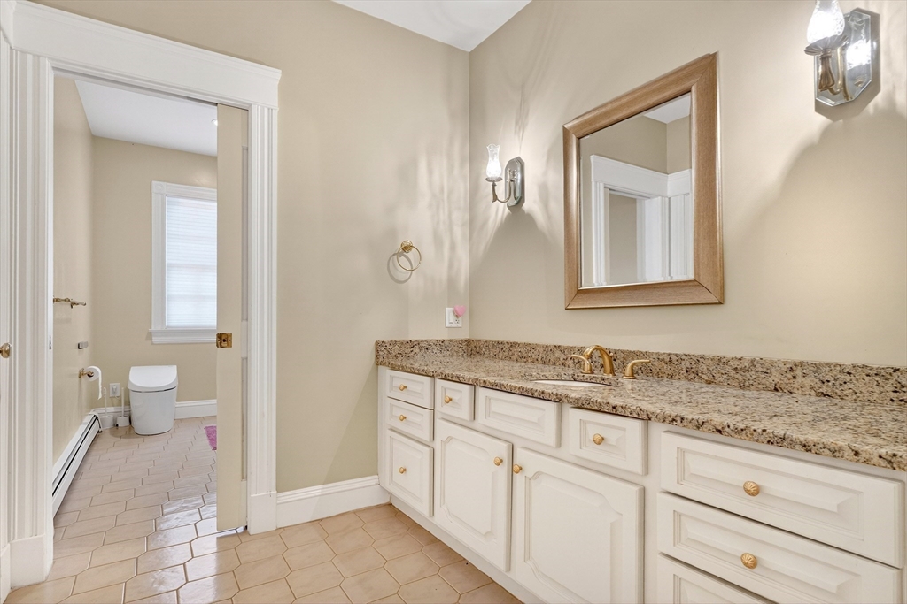 451 Wellesley St Property Photo 21