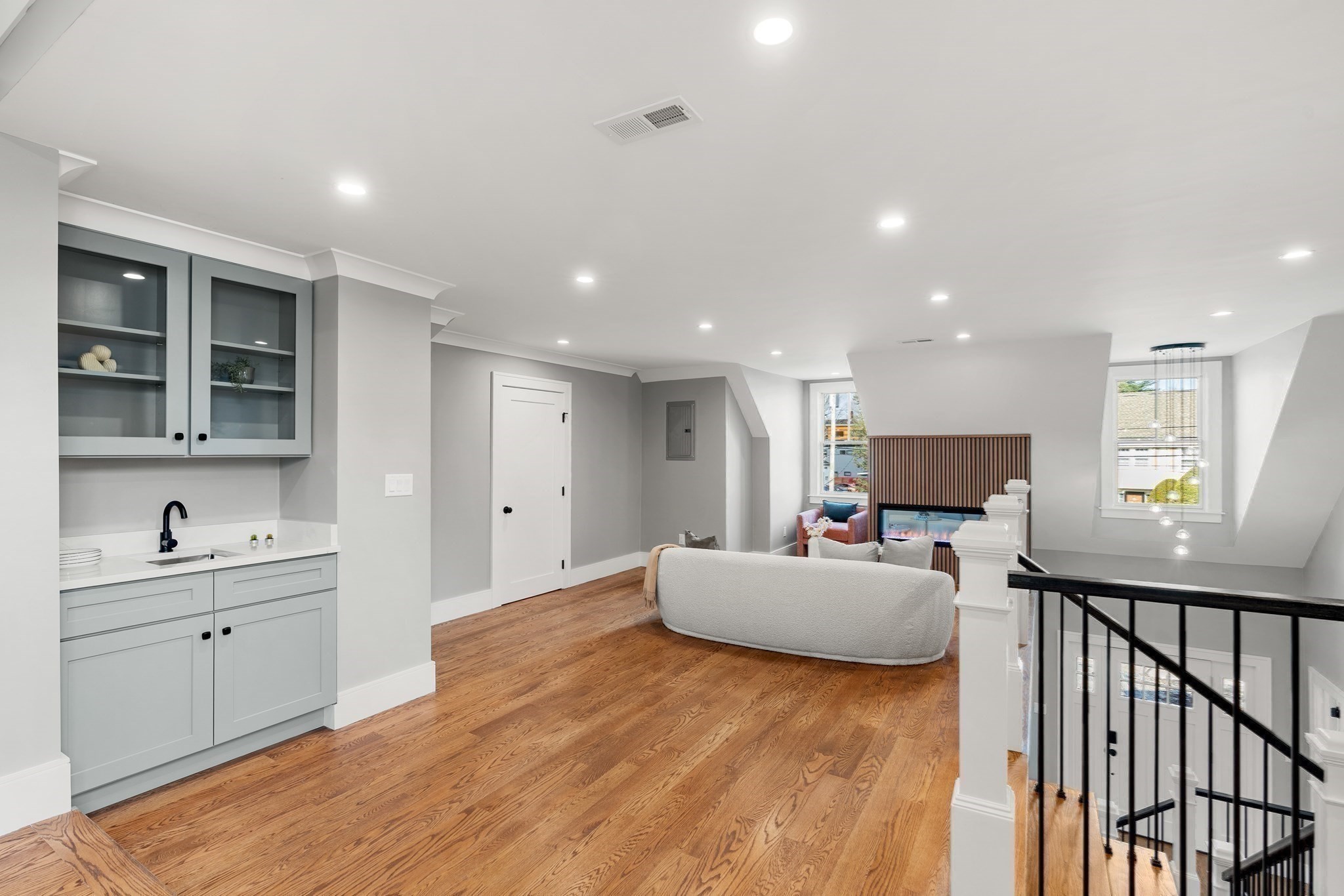 462 Waltham Street Property Photo 11