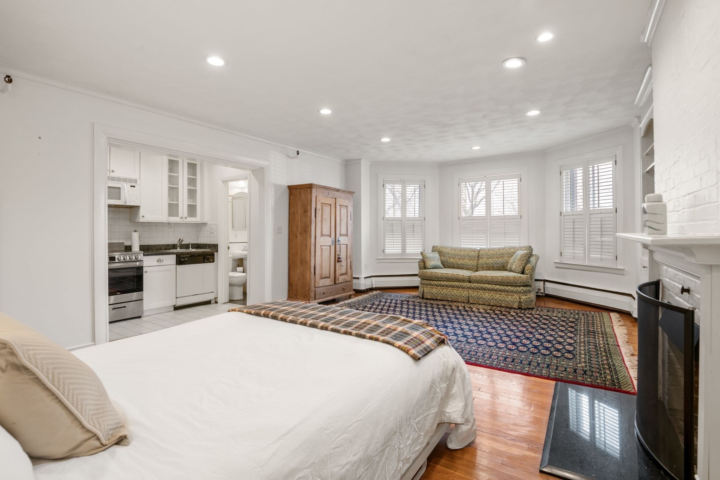 236 Beacon St # 1e Property Photo 2