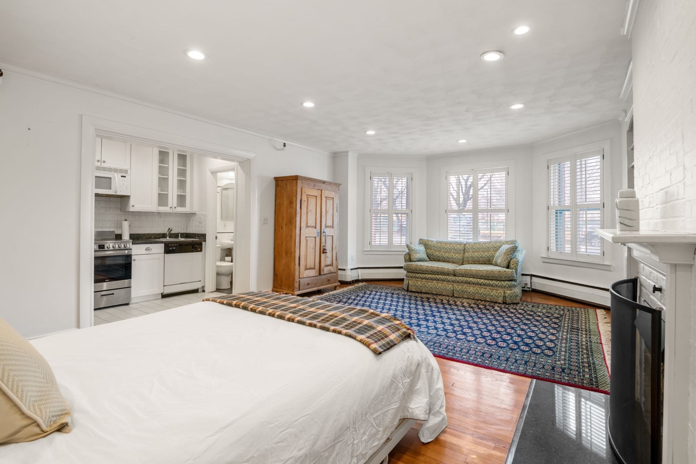 236 Beacon St # 1e Property Photo 3