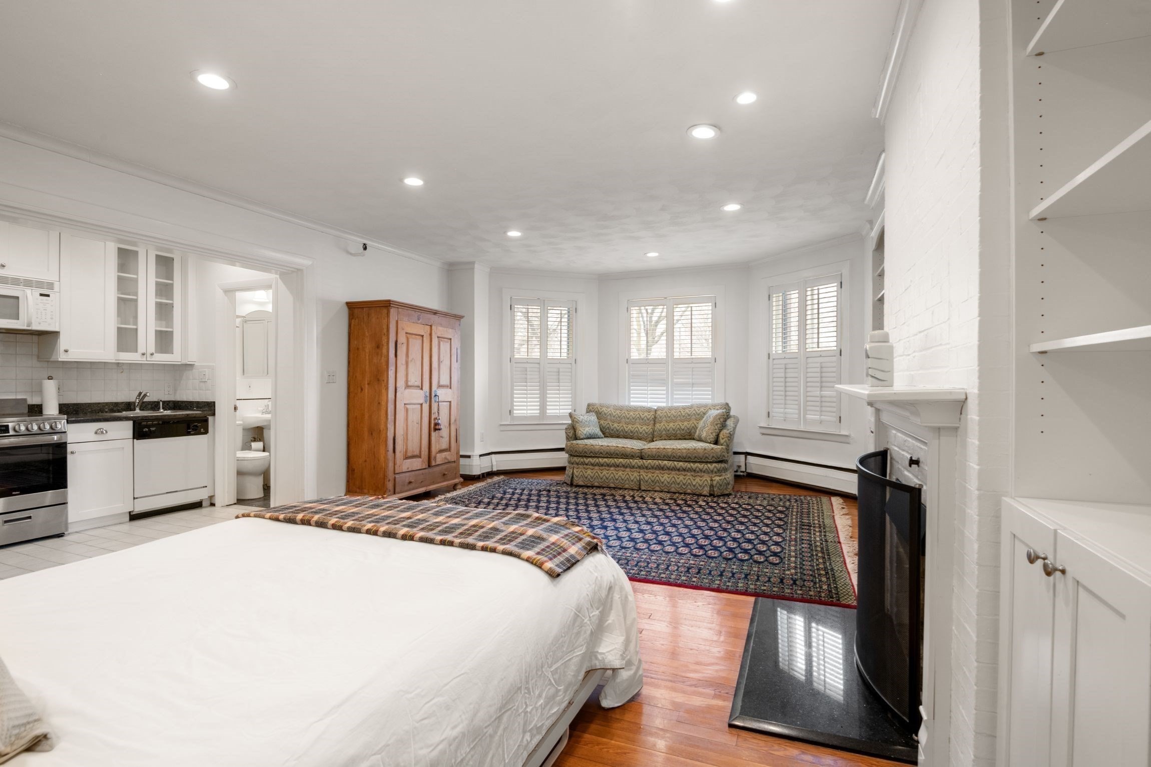 236 Beacon St # 1e Property Photo 4