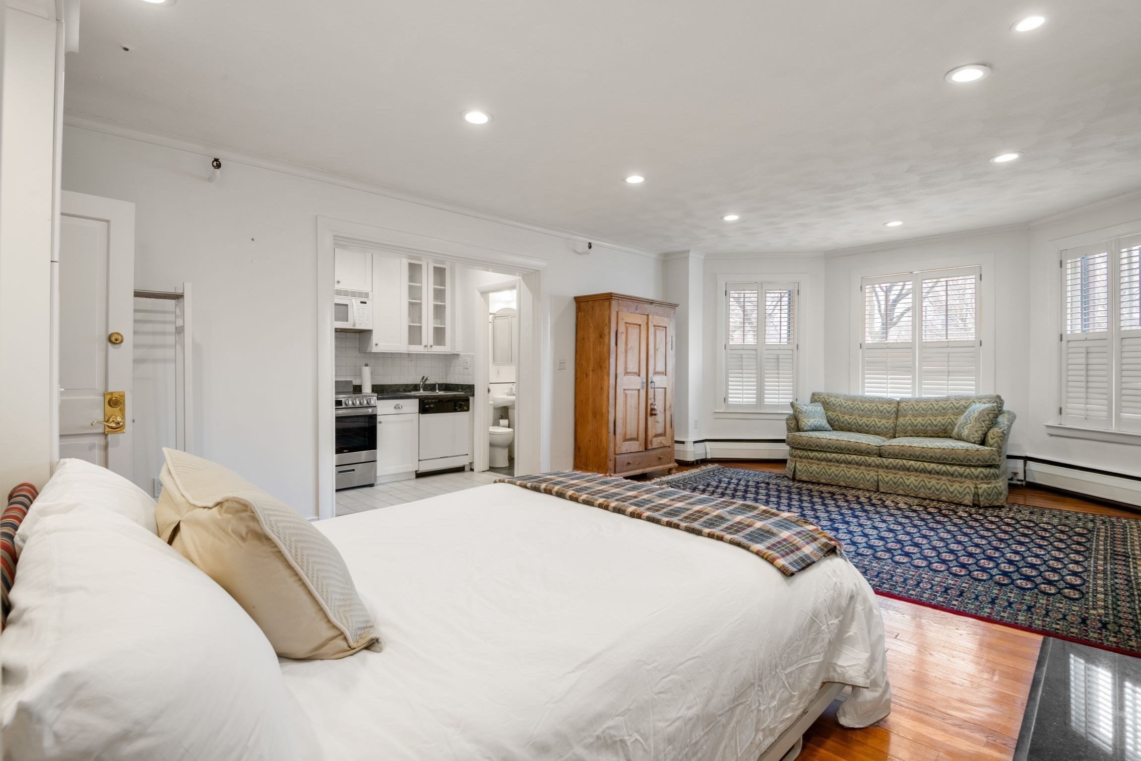 236 Beacon St # 1e Property Photo 5