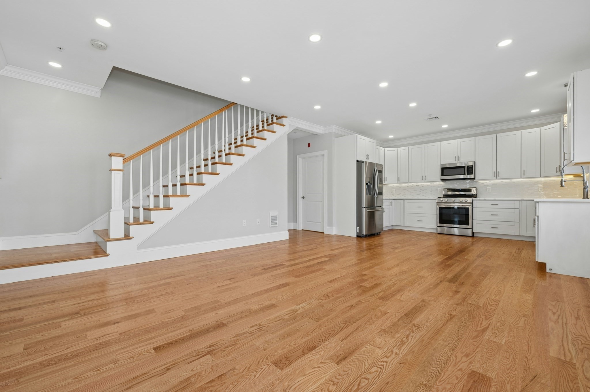 140 Main St # B Property Photo 3
