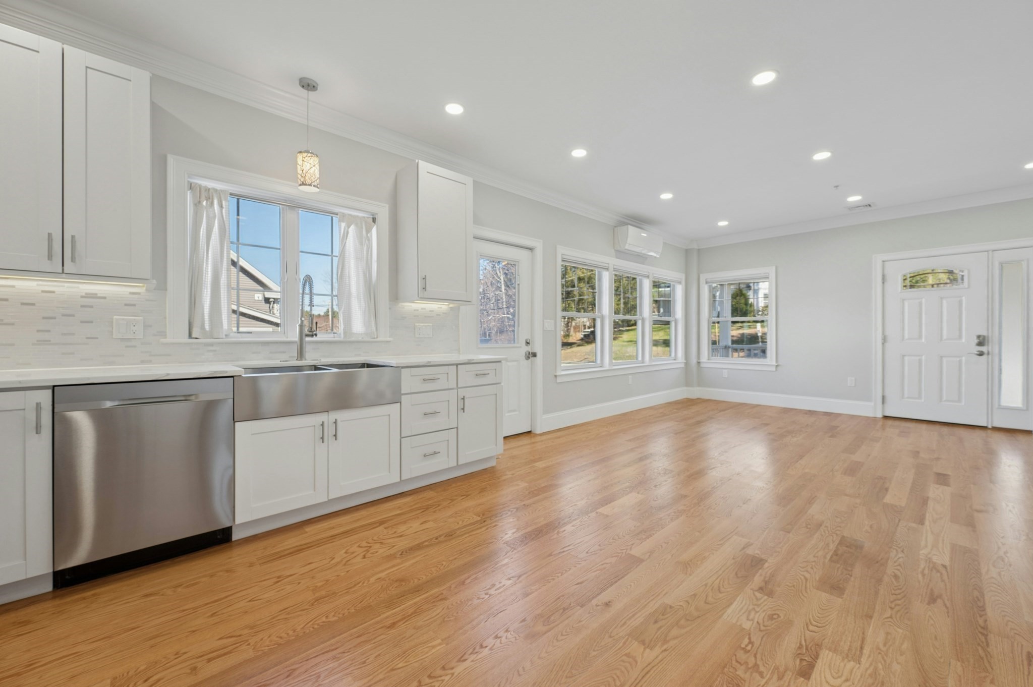 140 Main St # B Property Photo 6