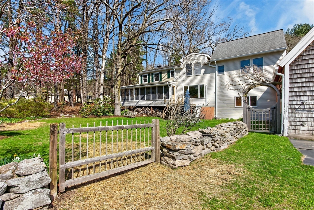 225 Lowell St Property Photo 5