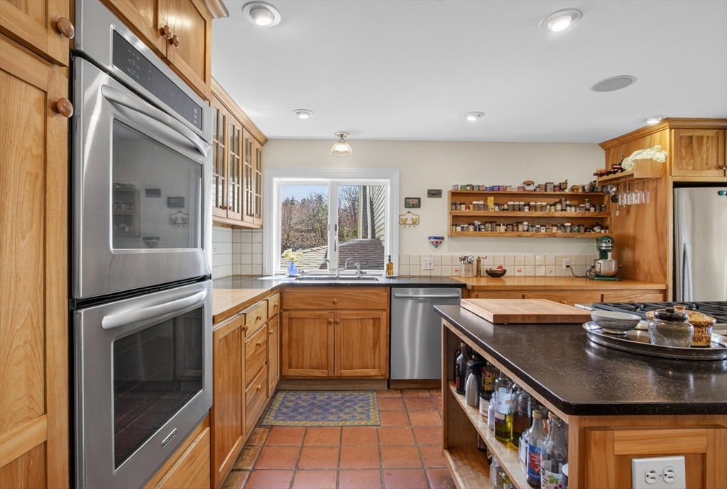 225 Lowell St Property Photo 8