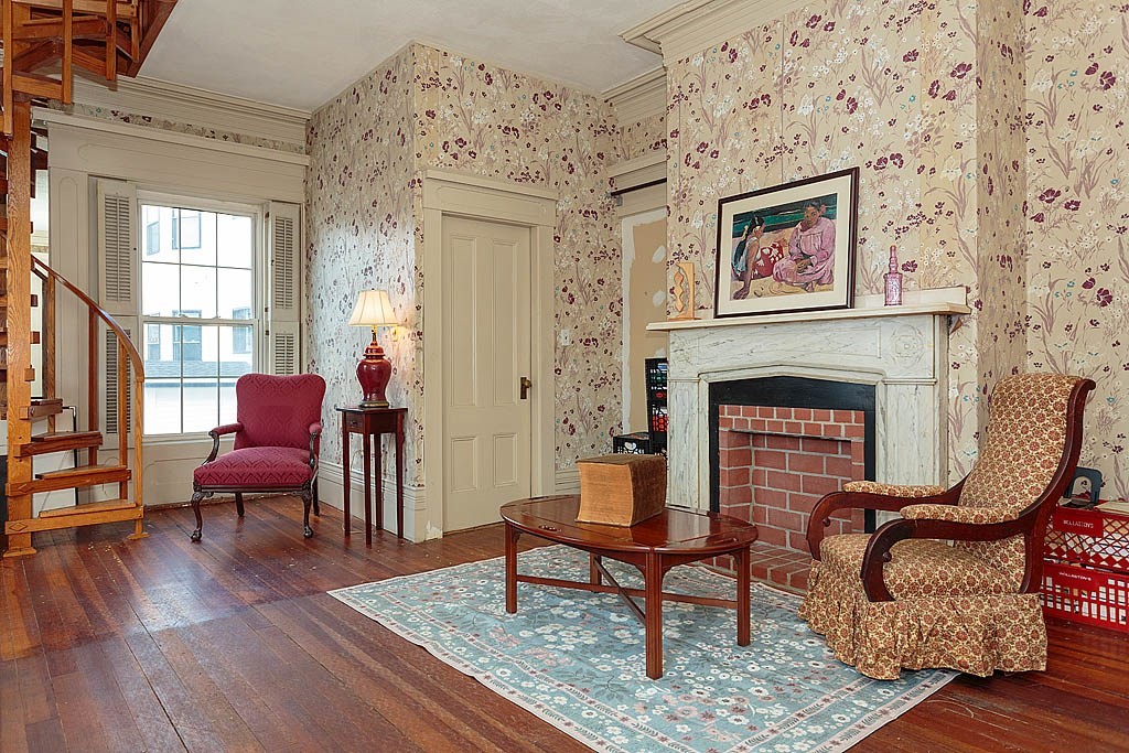 72 College Ave Property Photo 3