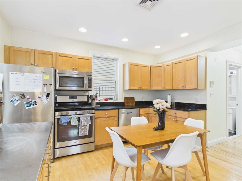 9 Mullins Ct # 2b Property Photo 4