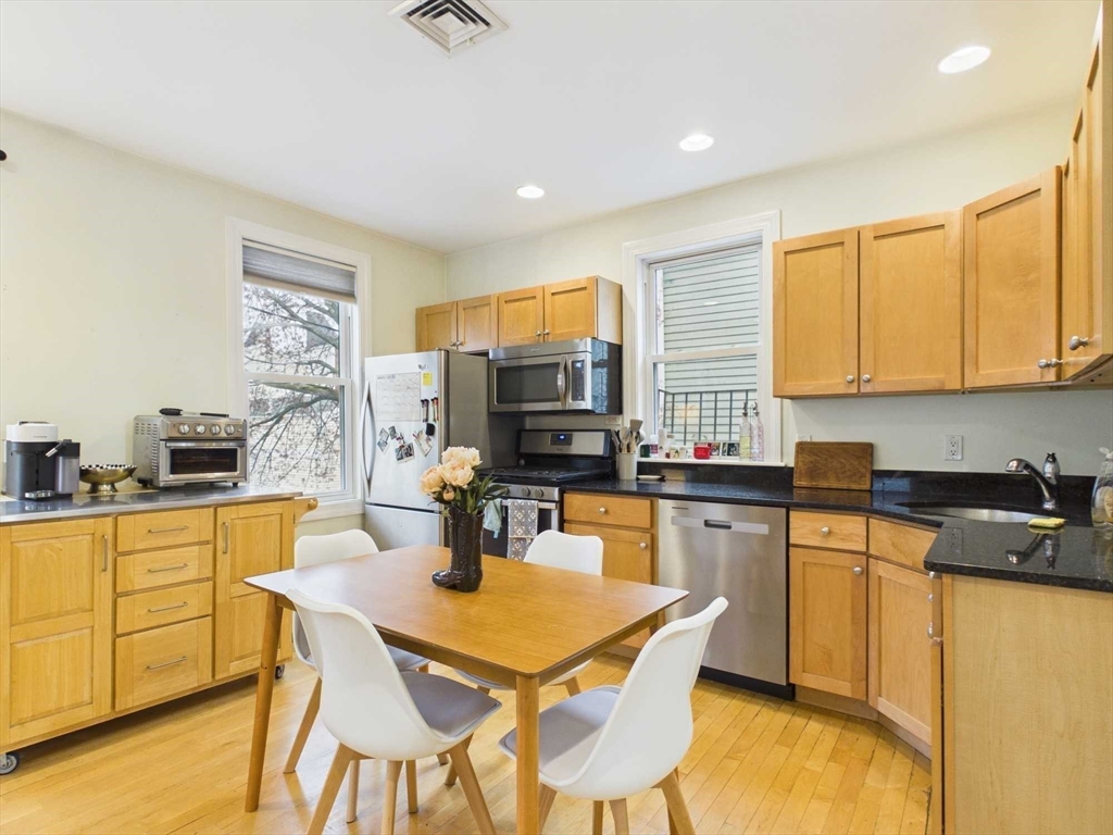 9 Mullins Ct # 2b Property Photo 5