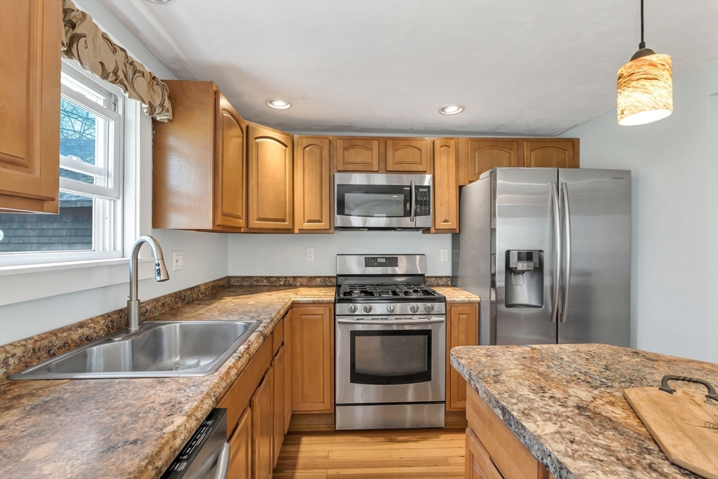 478 Fall River Ave Property Photo 3