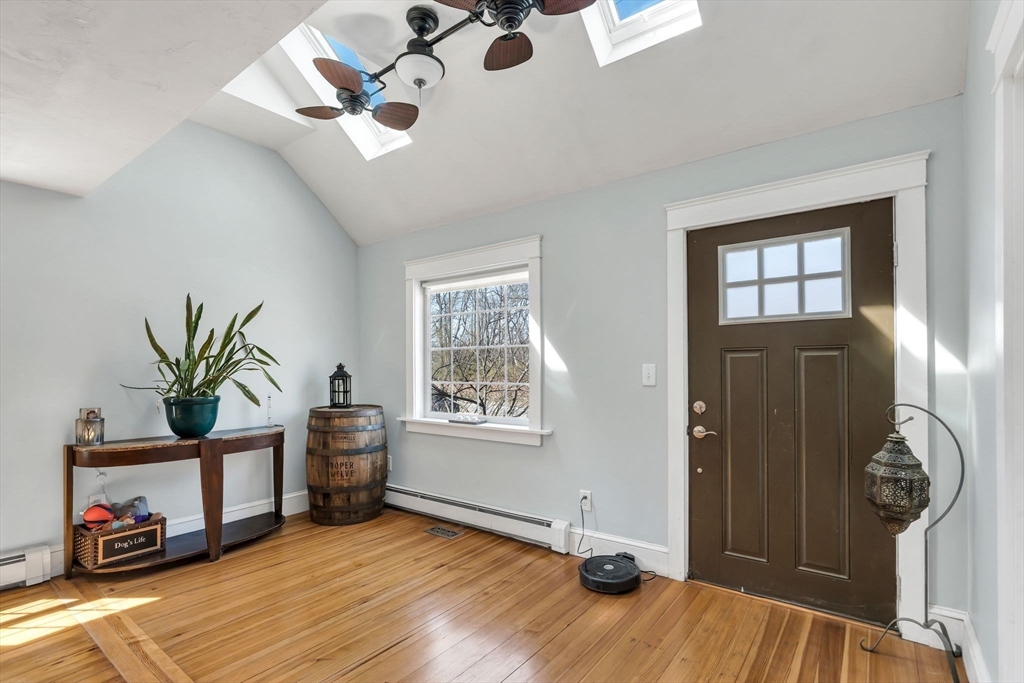 478 Fall River Ave Property Photo 10