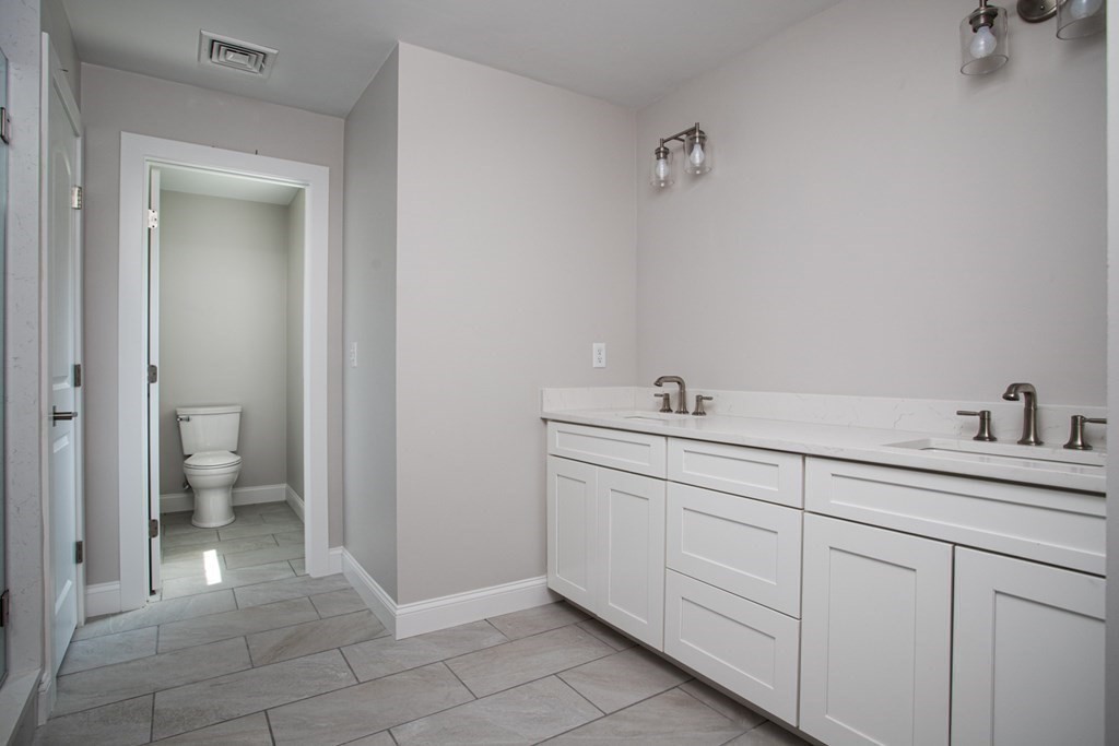 5 Julia Lane Property Photo 7