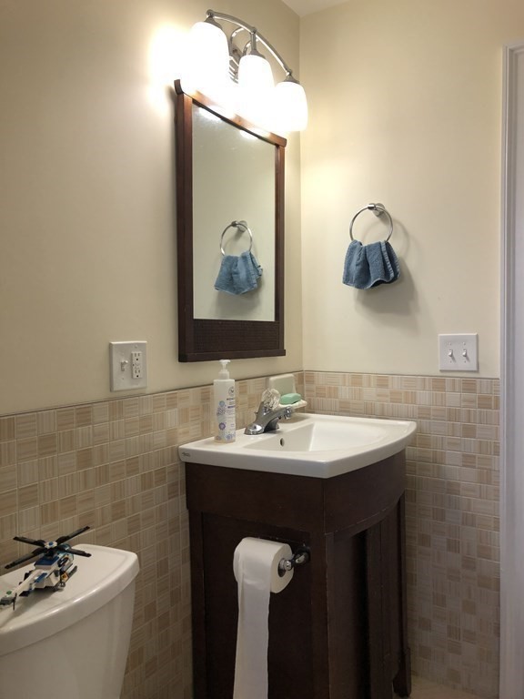 16 Eliot Crescent # 1 Property Photo 4