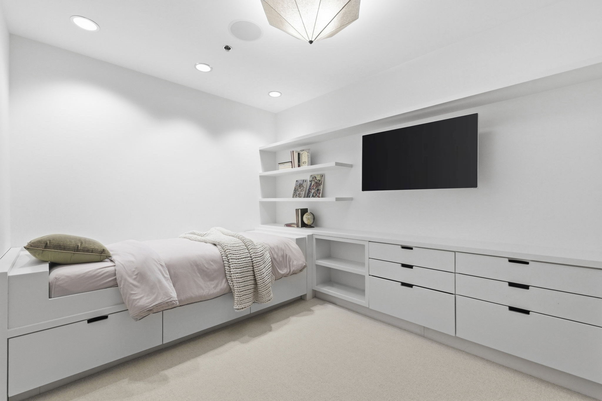 9 W Broadway # 618 Property Photo 4