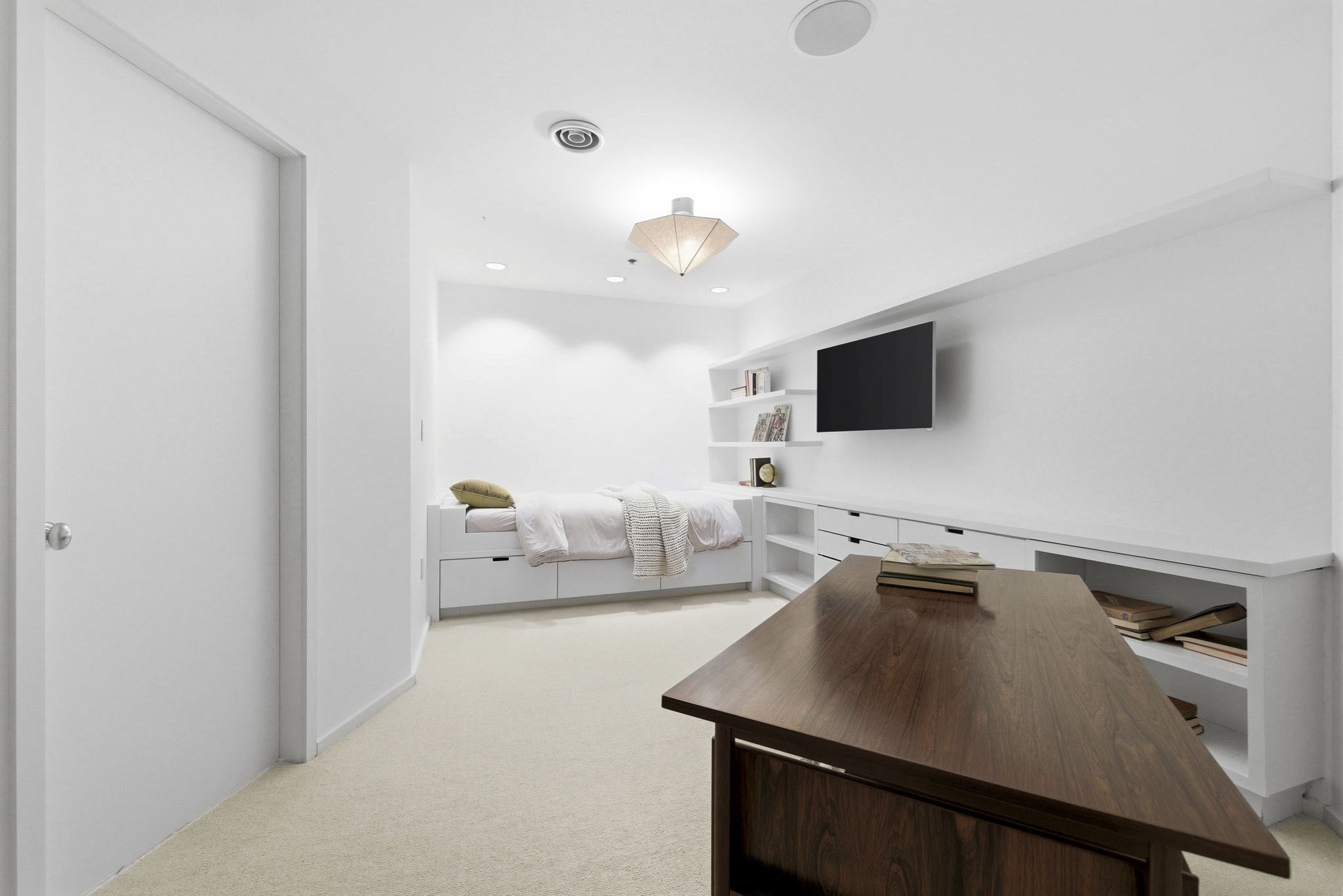 9 W Broadway # 618 Property Photo 5