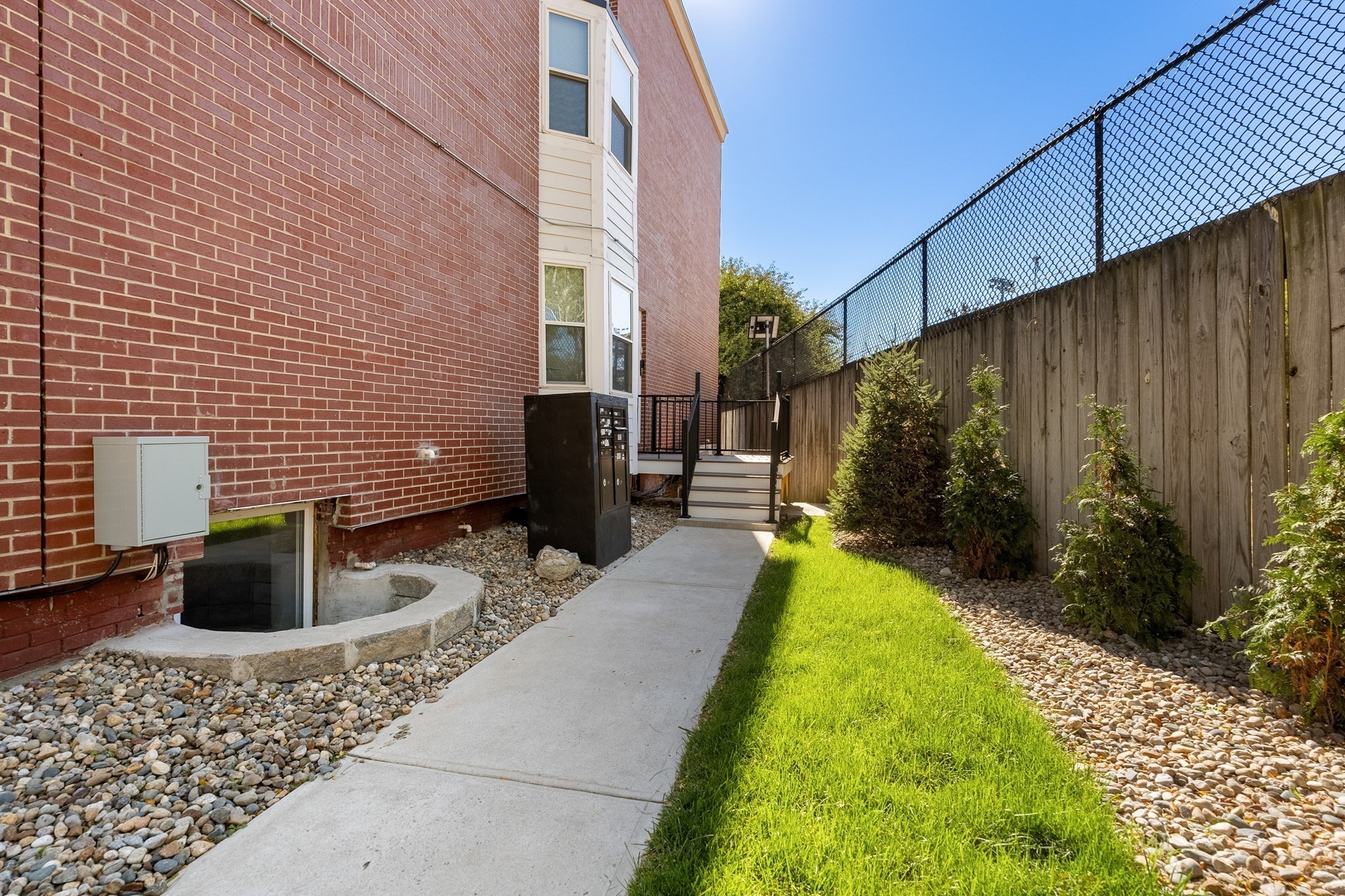 81 Chelsea St Property Photo 3