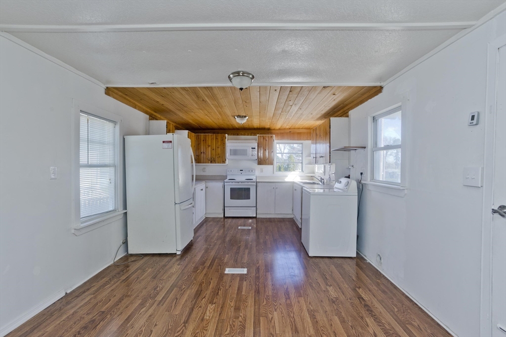 38 Klondike Ave Property Photo 5