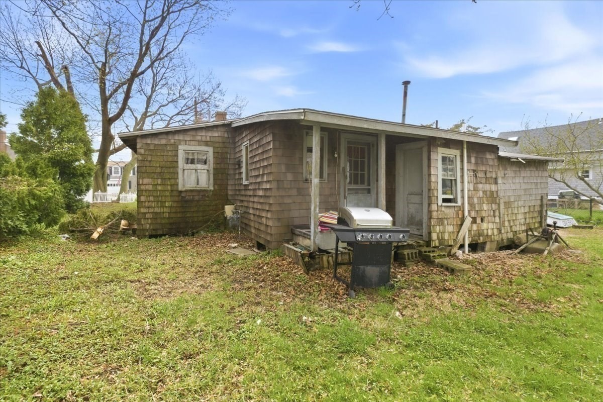 64 Central St Property Photo 9